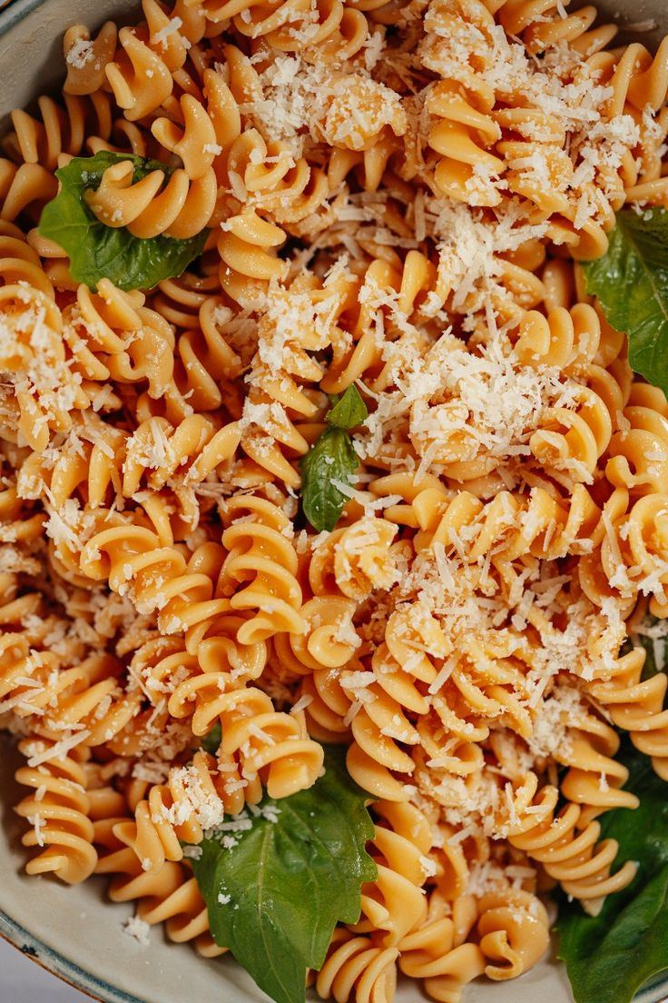 Fuente de fideos con queso rallado
